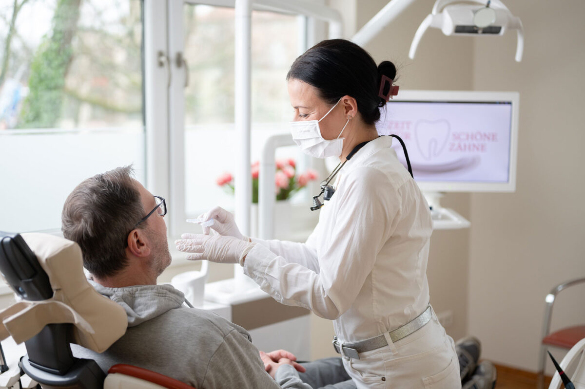 Einsetzten und Anprobieren der ersten Invisalign-Schiene